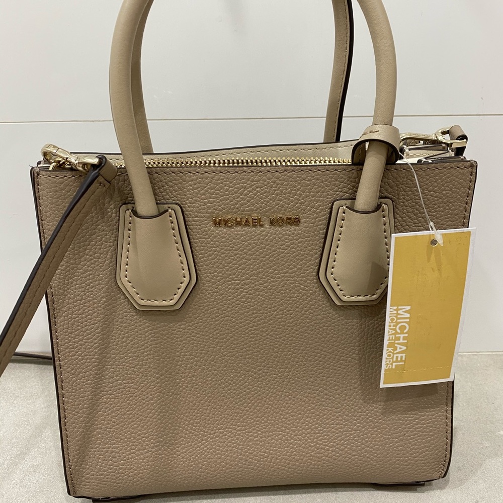 NWT - Michael Kors MD Messenger Leather Bag